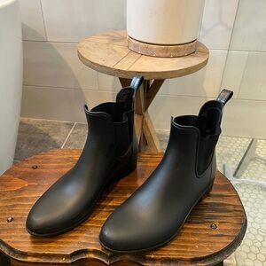 Chic Black Chelsea Boots